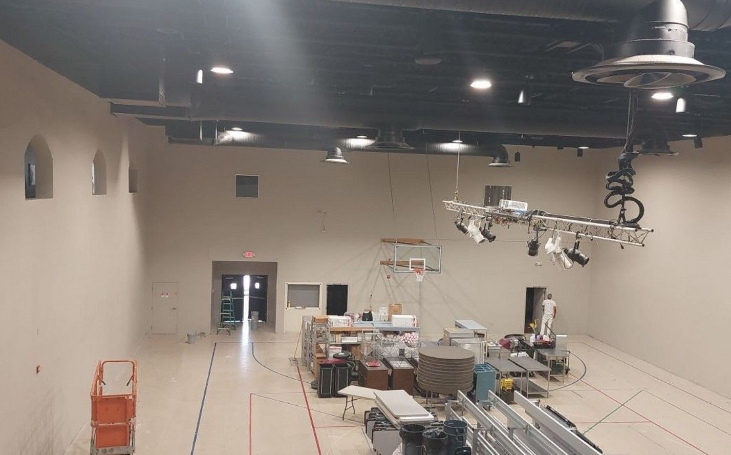 A large room with a lot of lights hanging from the ceiling.
