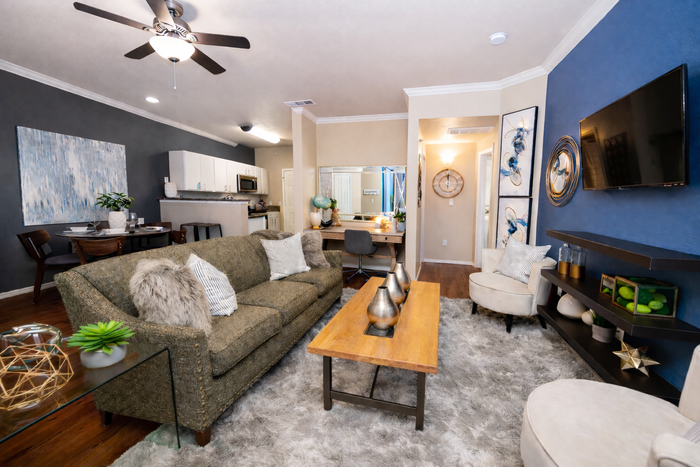 A living room filled with furniture and a ceiling fan at Alon at Castle Hills.