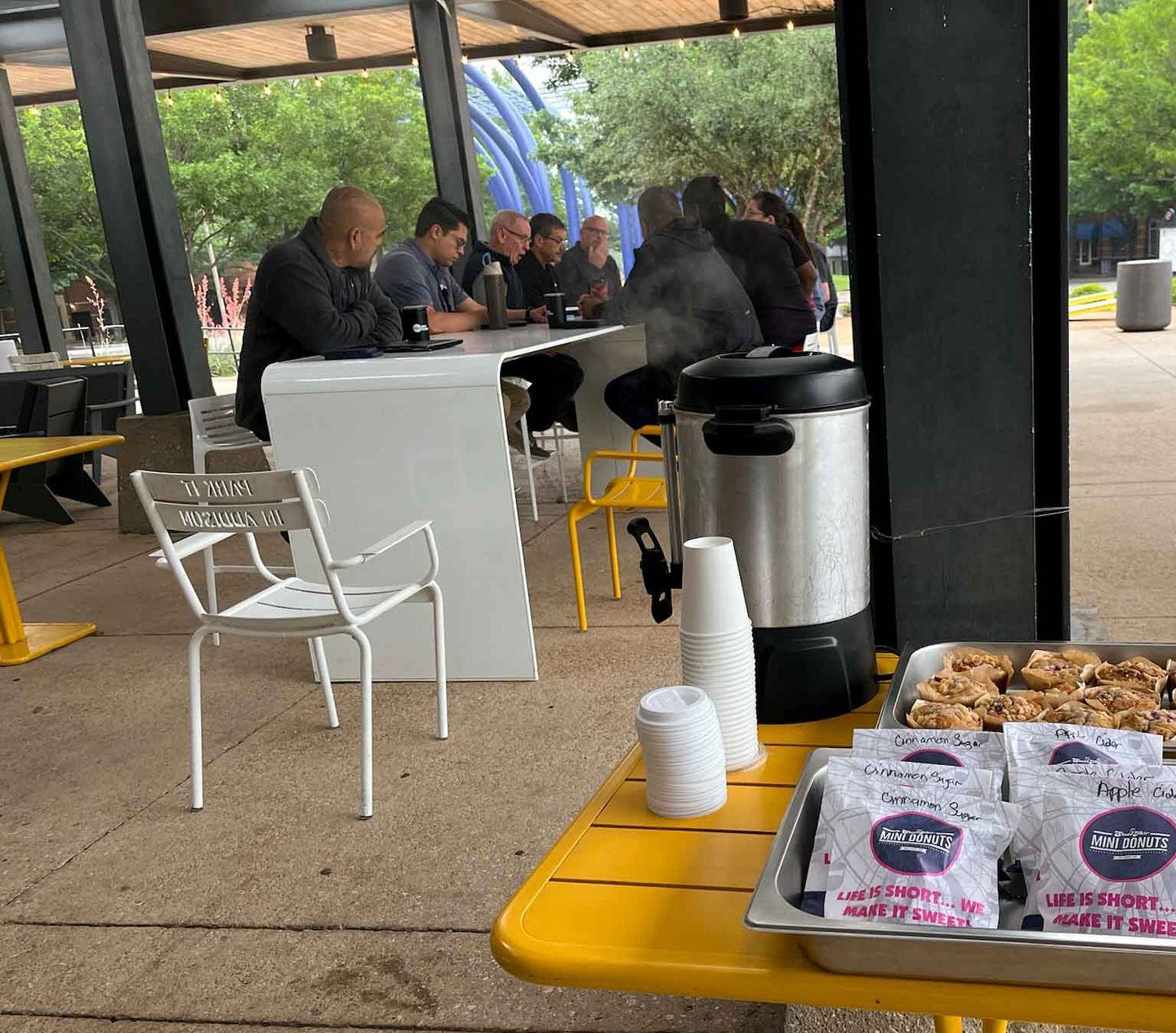 A group of people are sitting at tables in a restaurant.