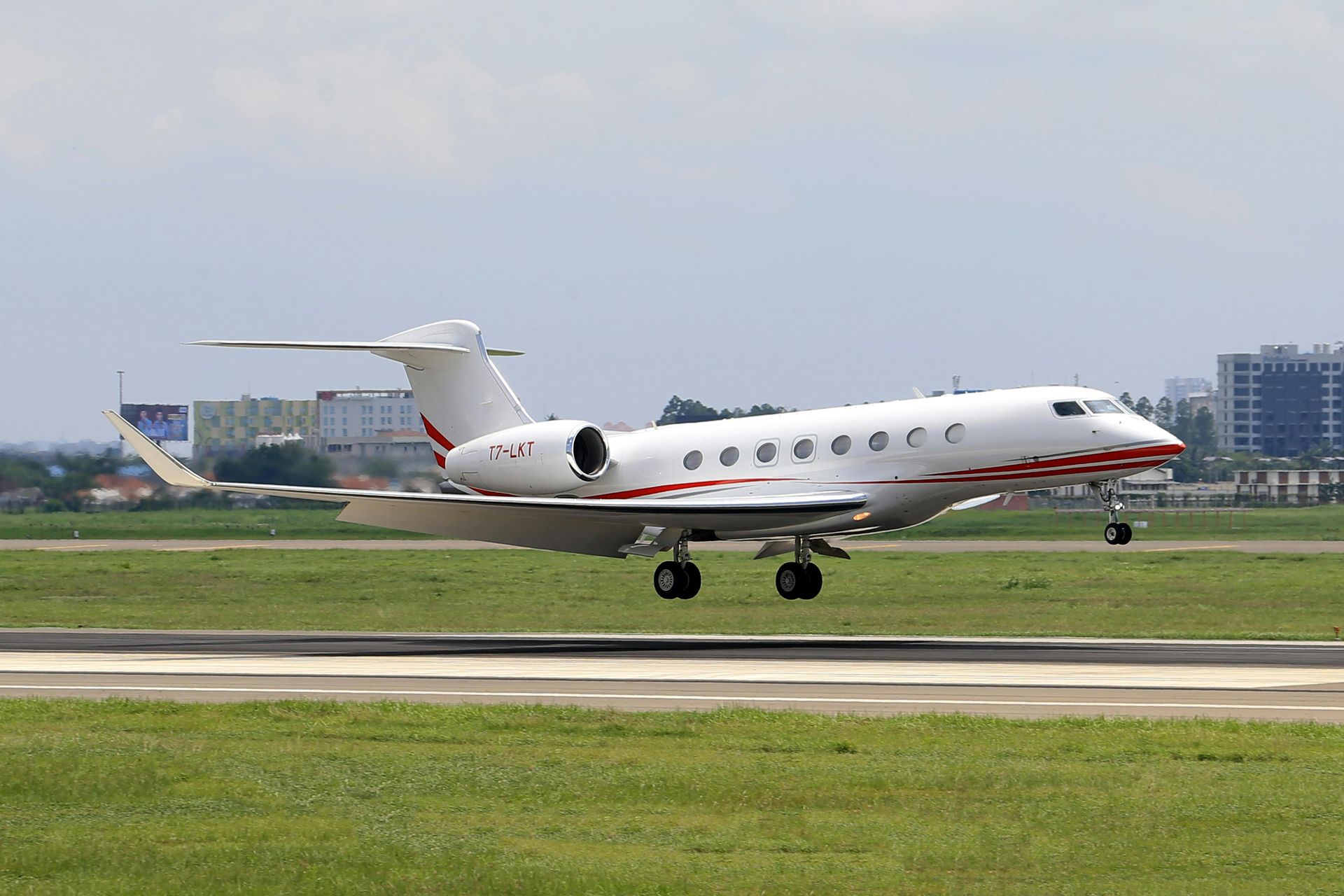 Gulfstream jet silhouette representing Jet Mentis Part 135 certification expertise