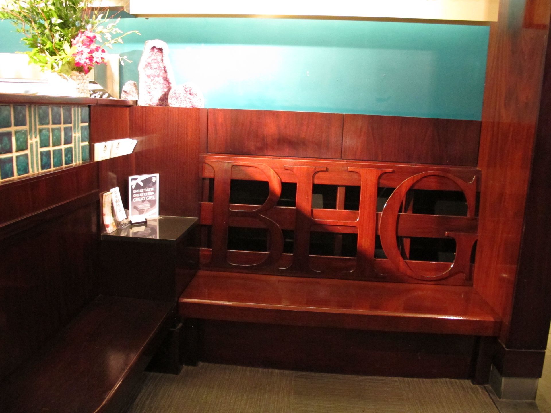 A wooden bench with the letter e on it