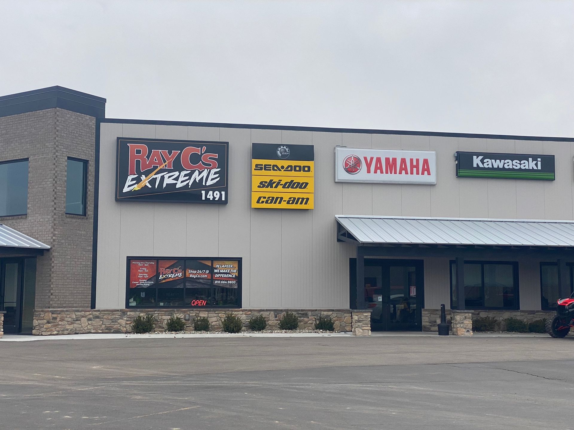 A building with a sign that says ray 's extreme