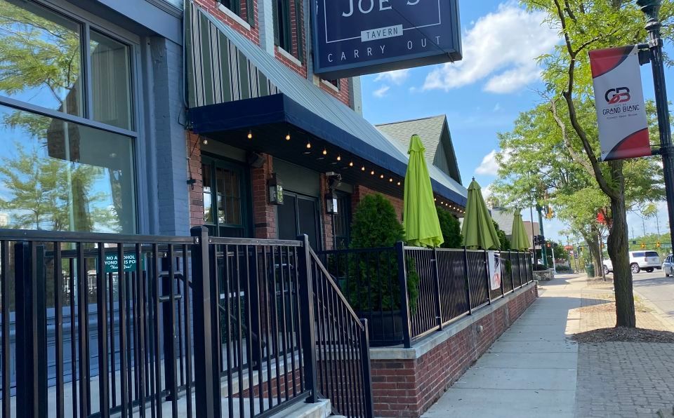 A restaurant with a sign that says joe 's on it.