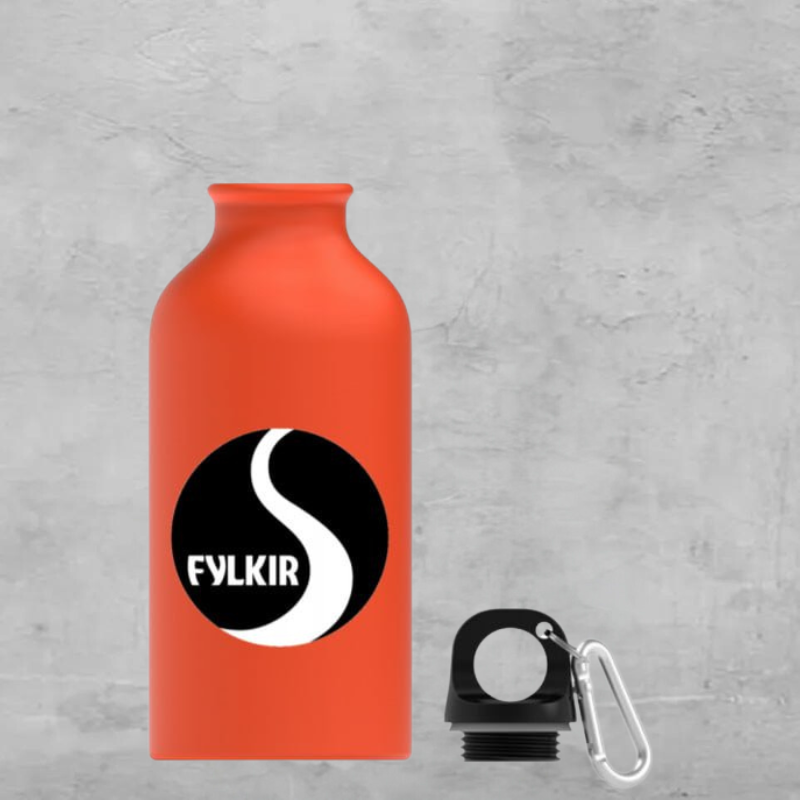 Appelsínugult flaska merkt „FYLKIR“ við hliðina á svörtum klemmu og silfurkarabínuklefa á gráum bakgrunni