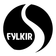 Svart og hvítt hringlaga merki Fylkis með stílfærðu S-laga formi og texta