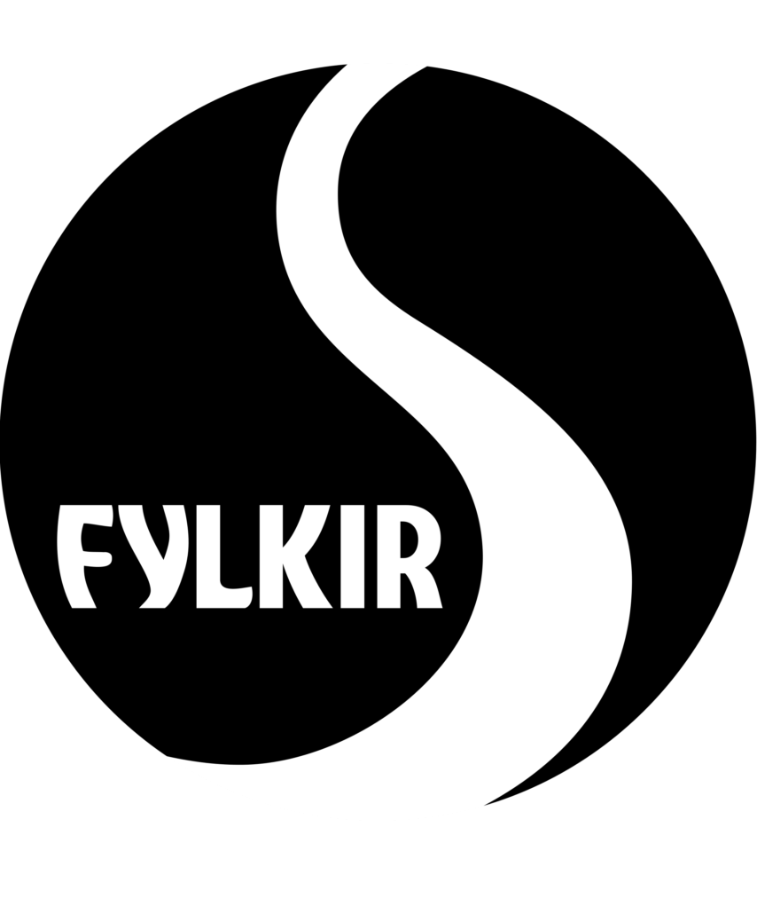 Svart, hringlaga merki Fylkis með hvítum, stílfærðum „FYLKIR“ texta og bogadregnum, hvítum S-laga staf.