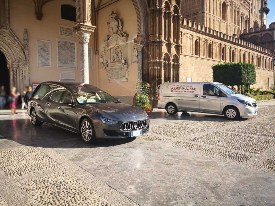 Carro funebre davanti a una chiesa