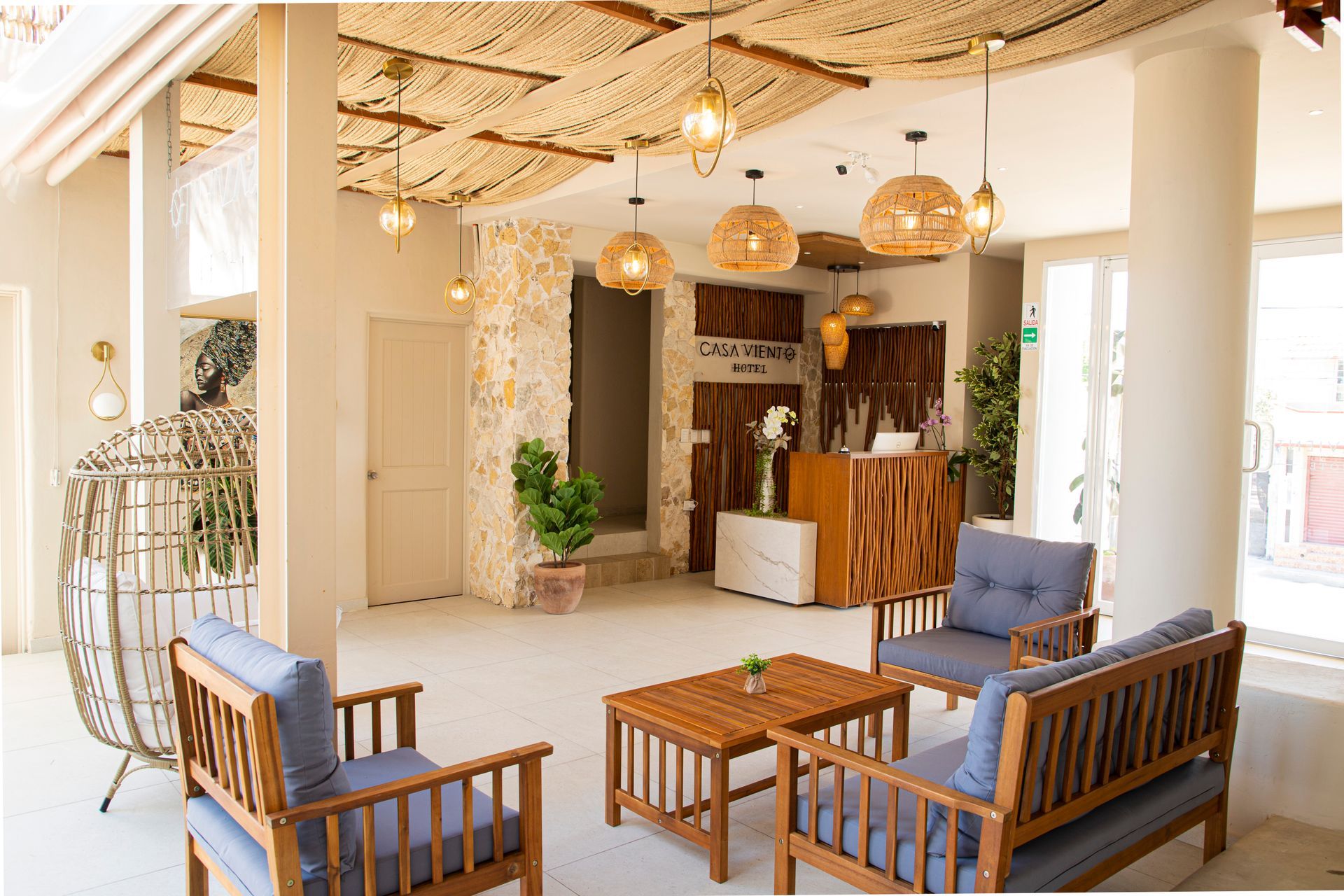 Una sala de estar con un sofá, sillas y una mesa.