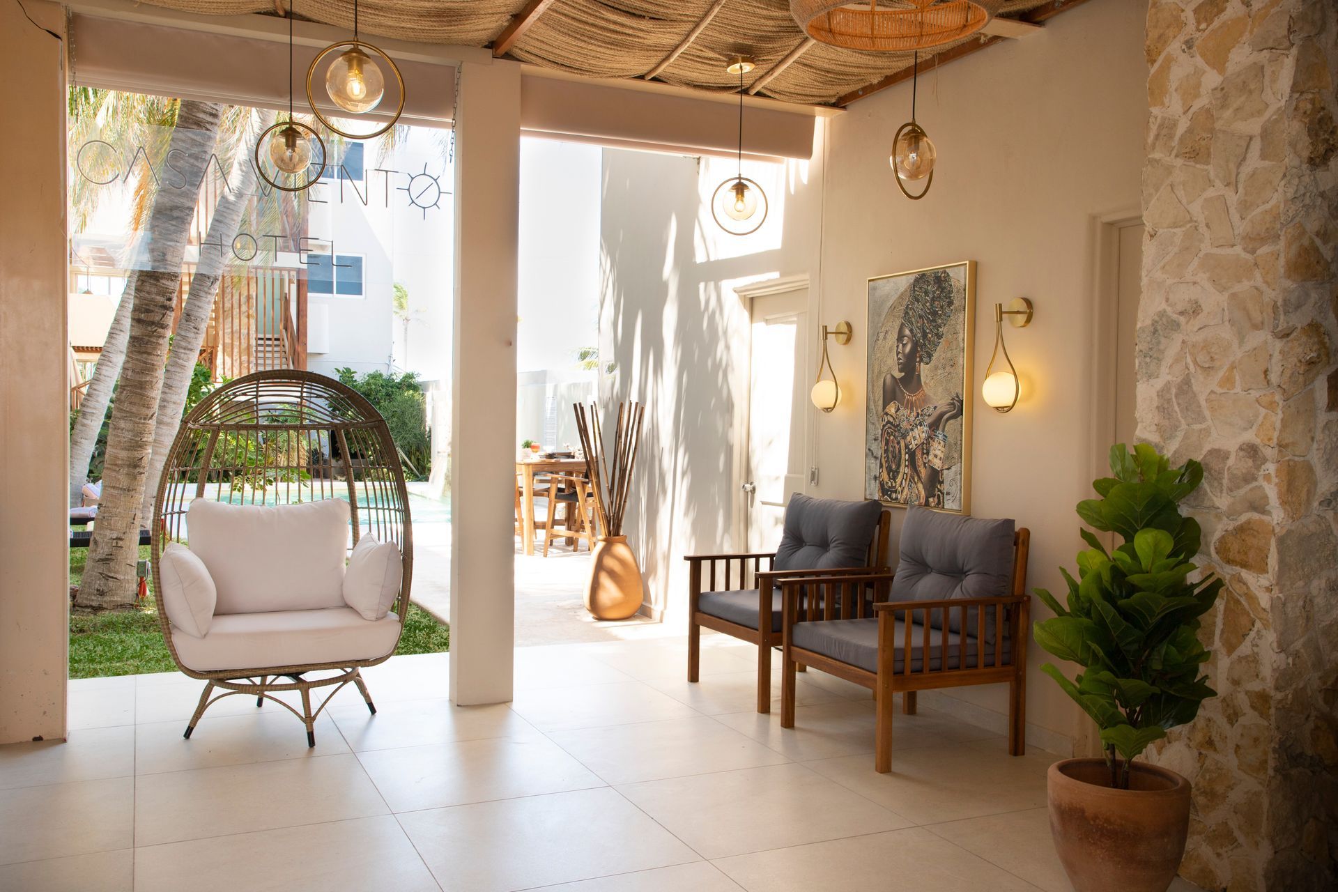 Hay una silla en el medio de la habitación.