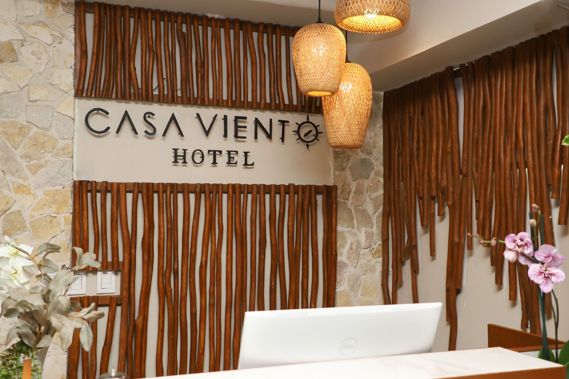 Un vestíbulo de hotel con un cartel que dice Casa Viento Hotel