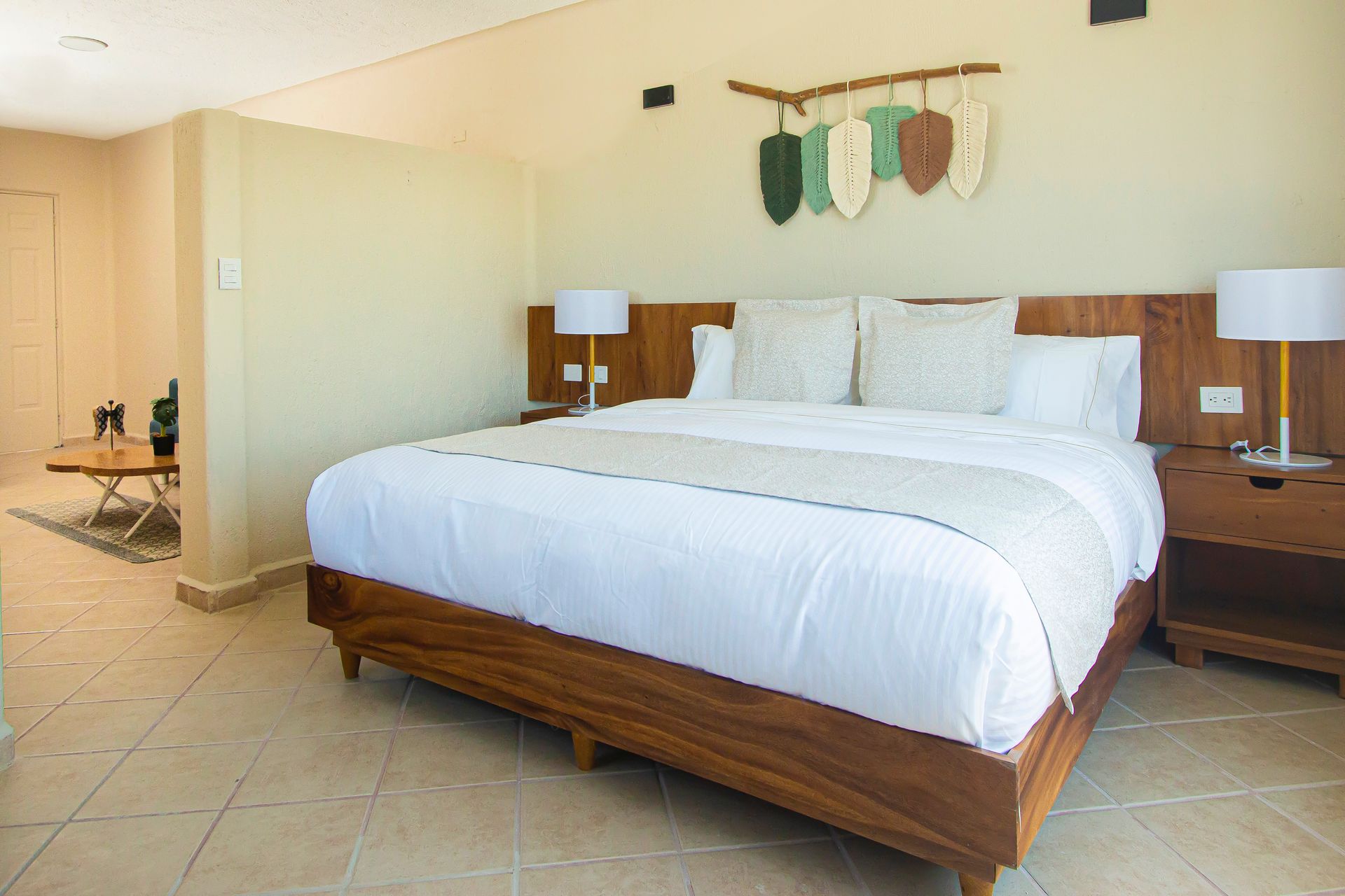 Hay una cama grande en el medio de la habitación.