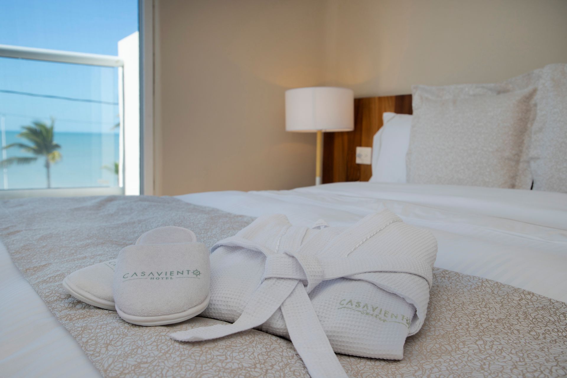 Una cama con una bata y zapatillas encima