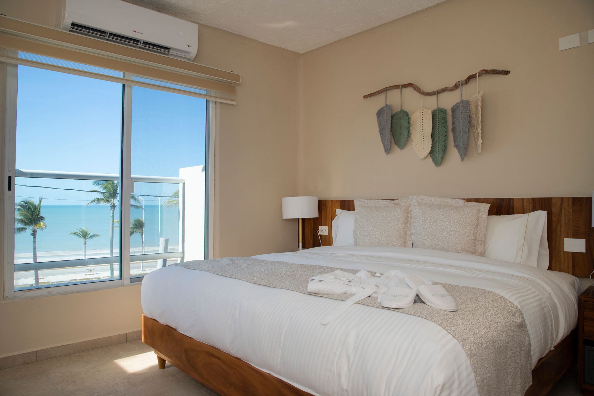 Una habitación de hotel con una cama king size y vista al océano.