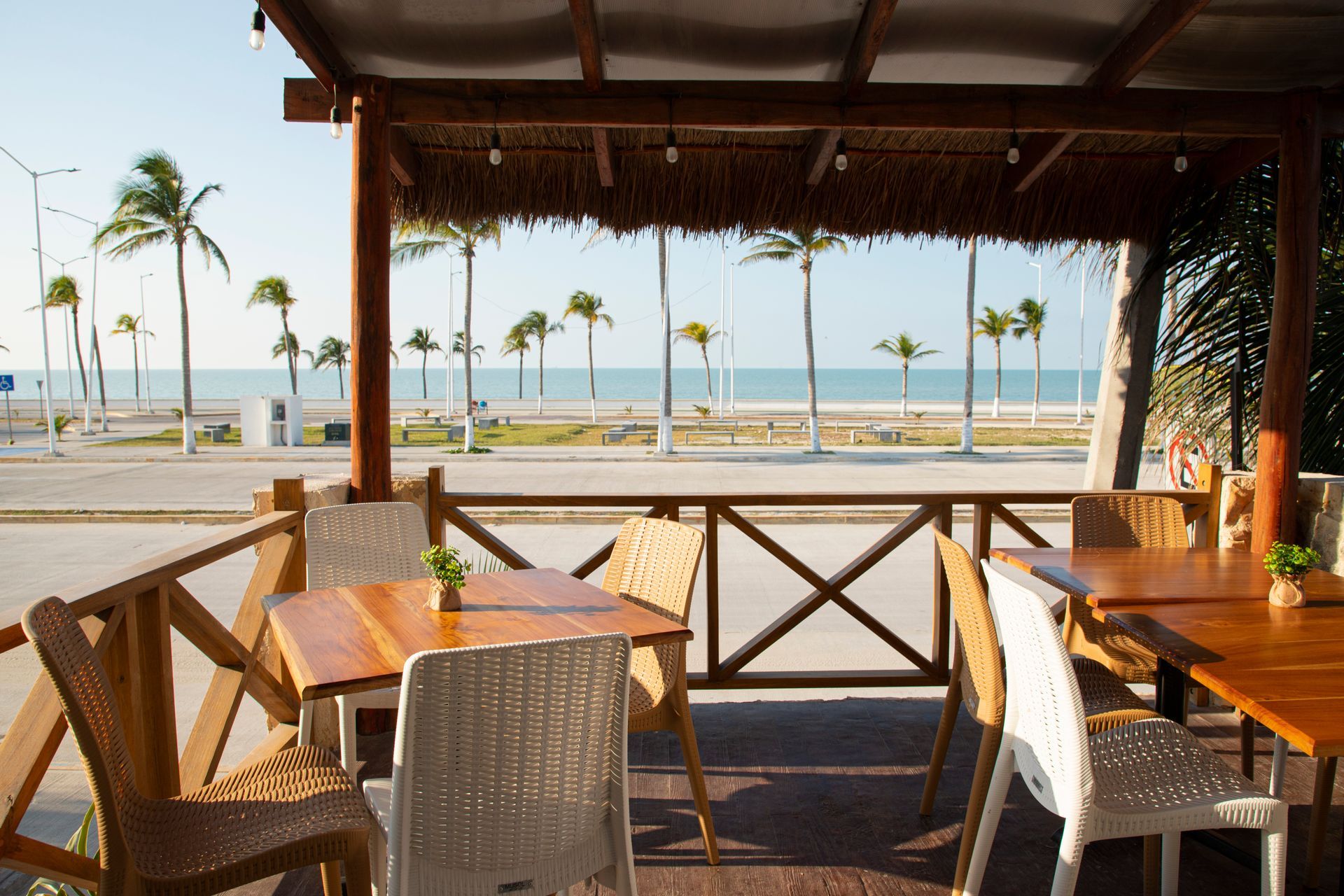 Un restaurante con mesas y sillas con vista al mar.