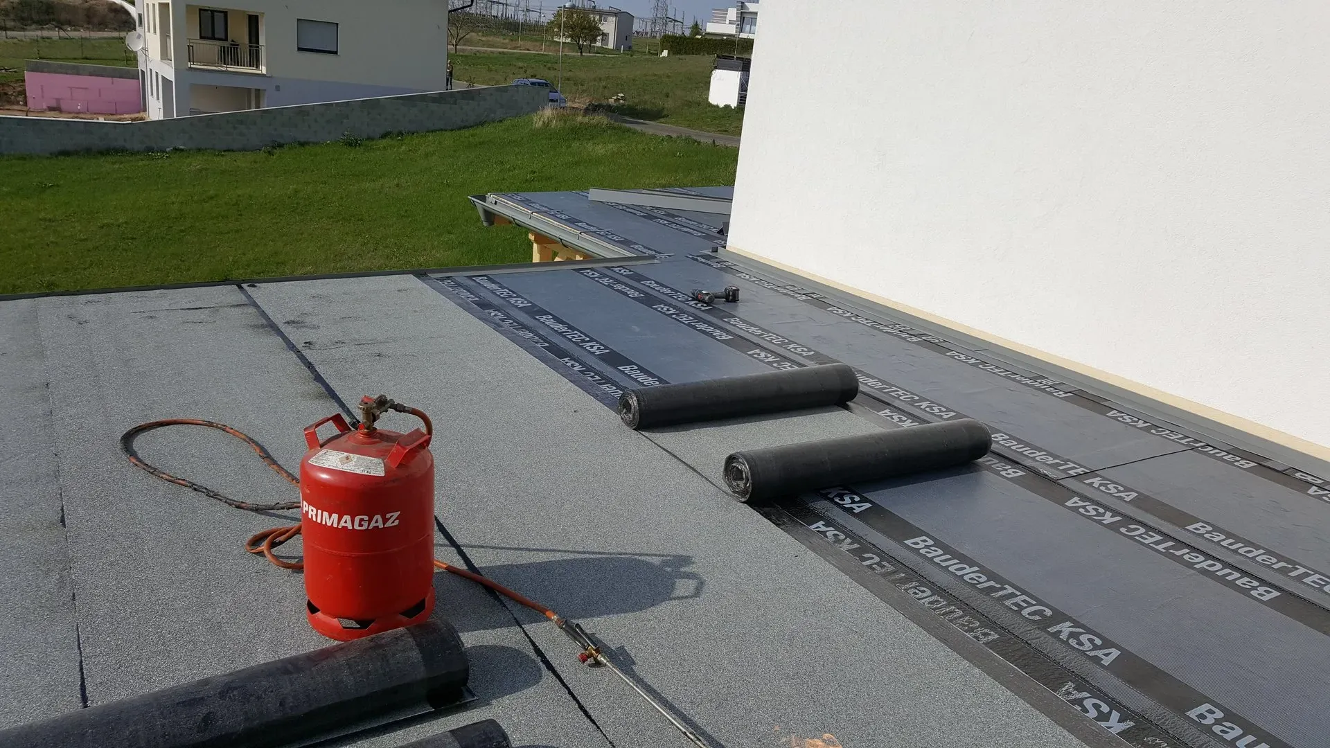 Dachdeckungsarbeiten und Flüssigkunststoff-Abdeckungen