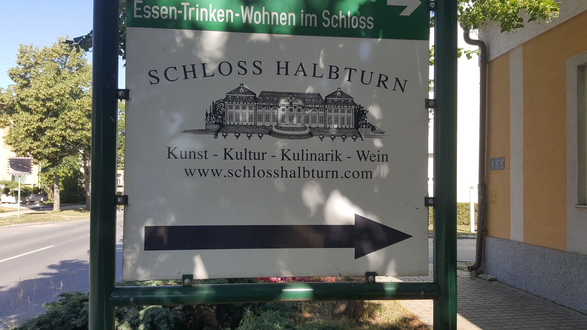 Schild mit Richtungsangabe zum Schloss Halbturn