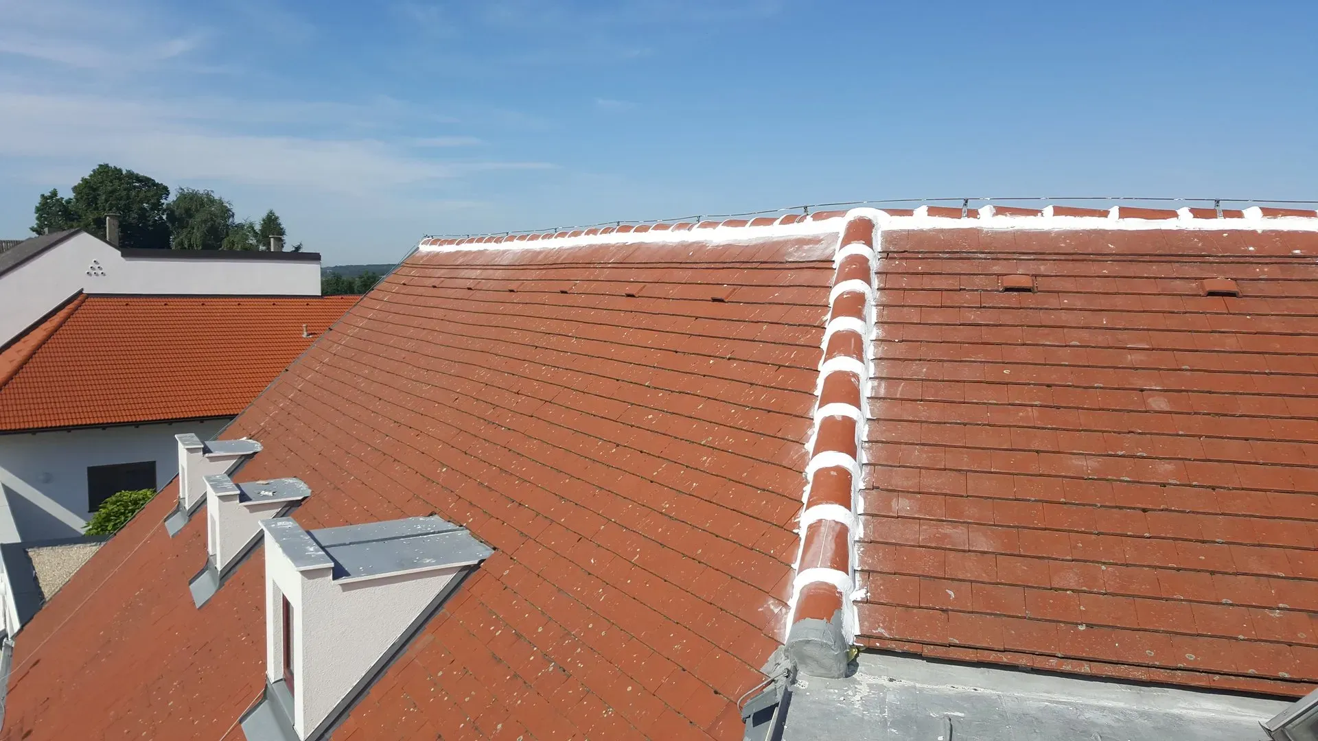 Dachrenovierung eines Daches mit roten Ziegel