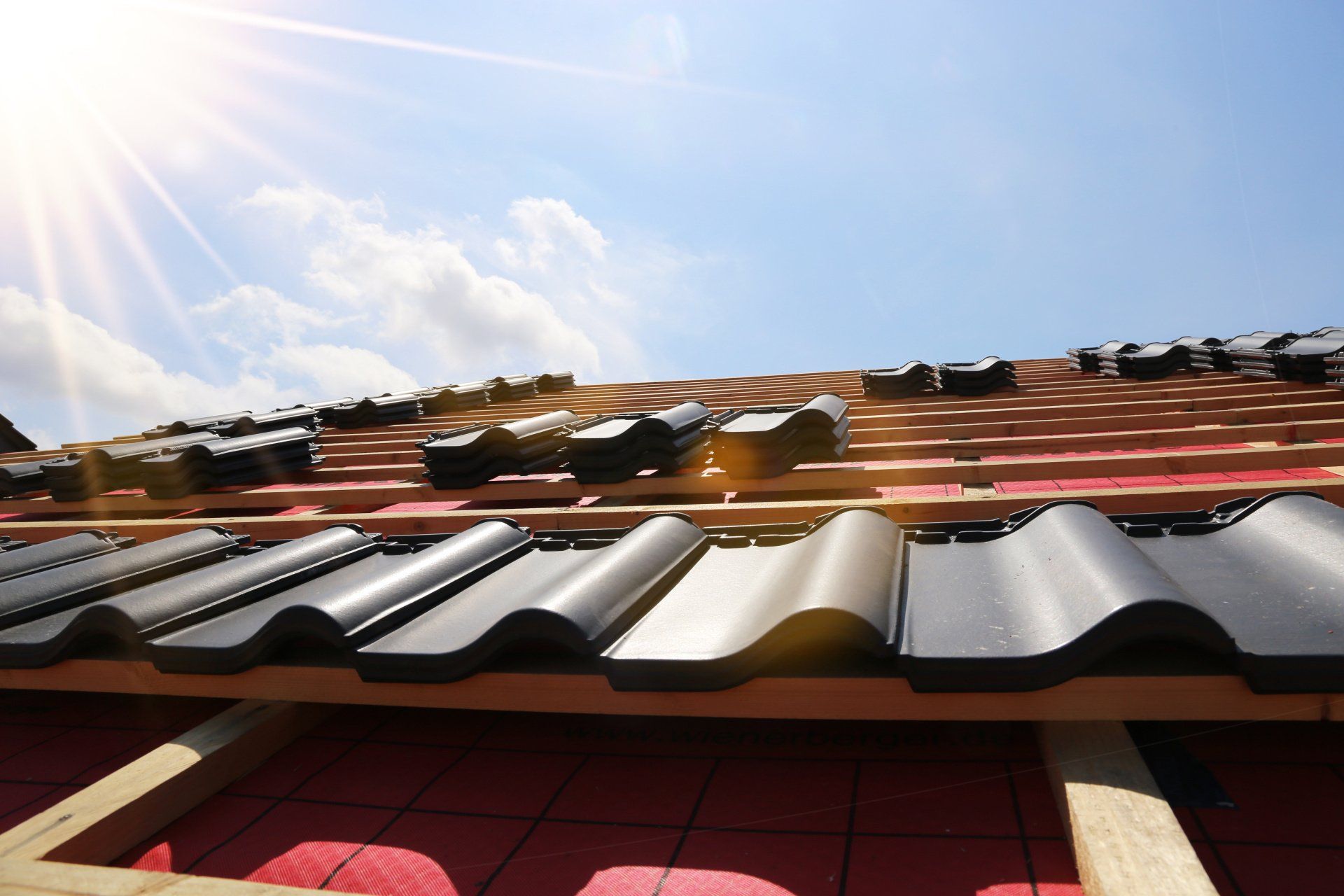 Dachdecken mit anthrazit Dachziegel