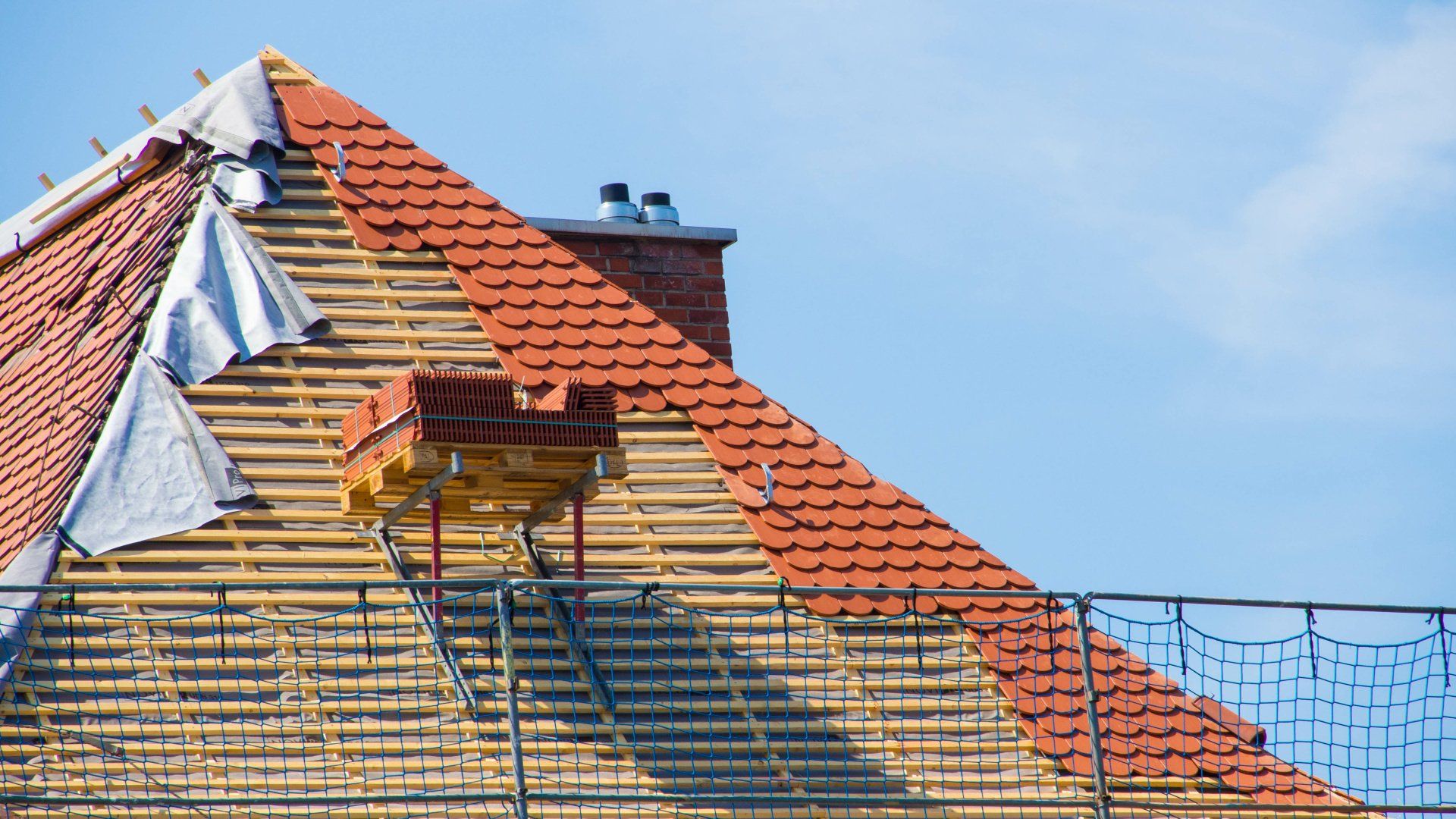 Dachdecken mit roten Dachziegel