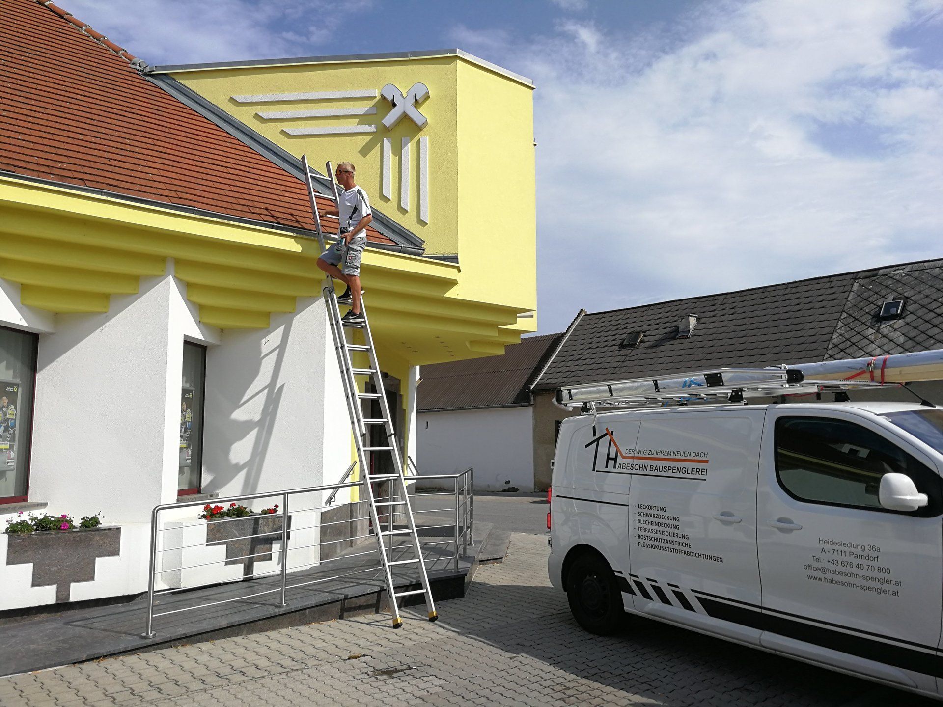 Dacharbeiten am Gebäude der Raiffeisenbank Parndorf