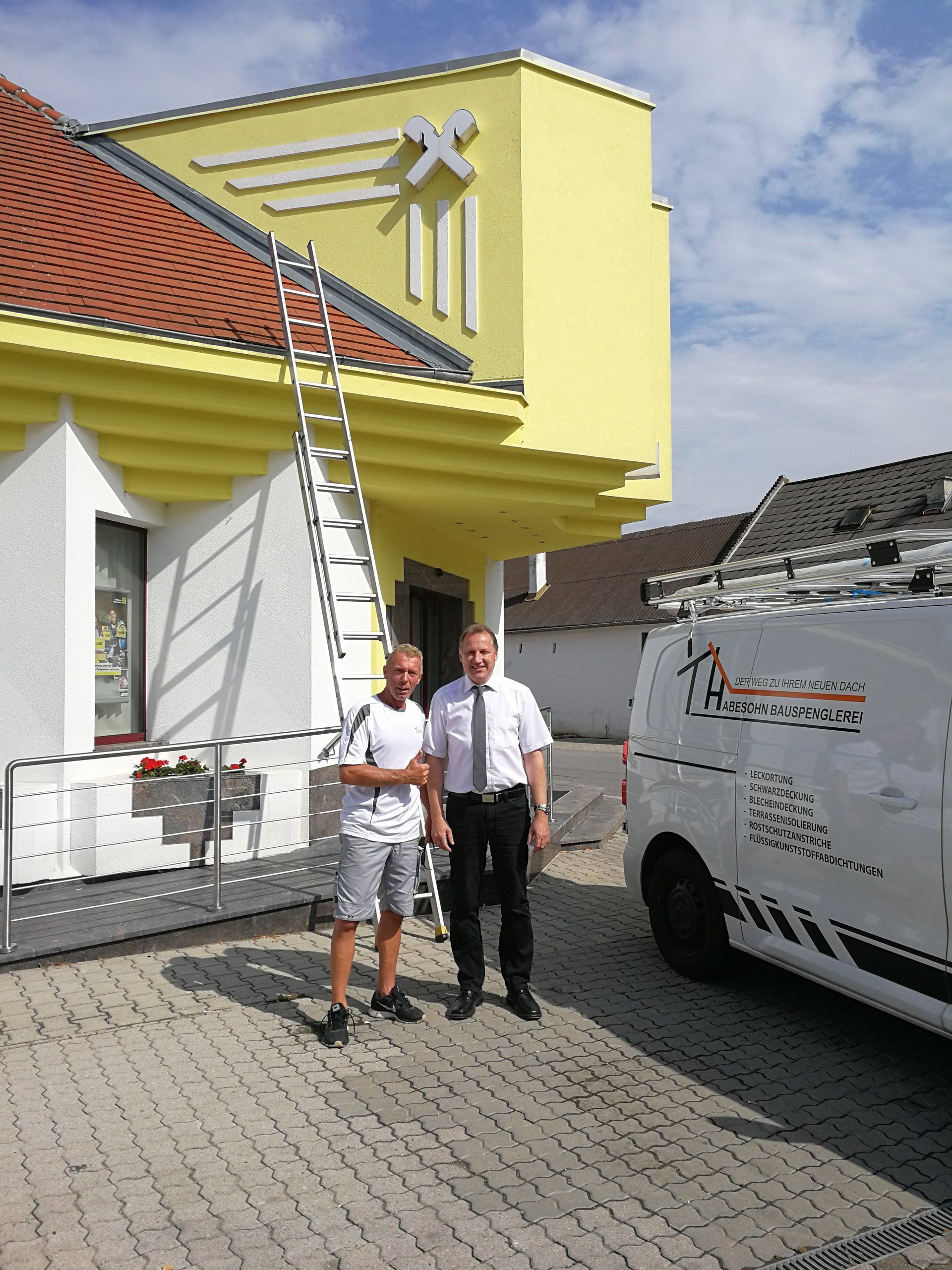 Dacharbeiten am Gebäude der Raiffeisenbank Parndorf