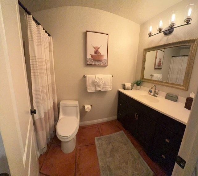 A picture of a bathroom that is been cleaned really well by the team from Bunny's cleaning service.