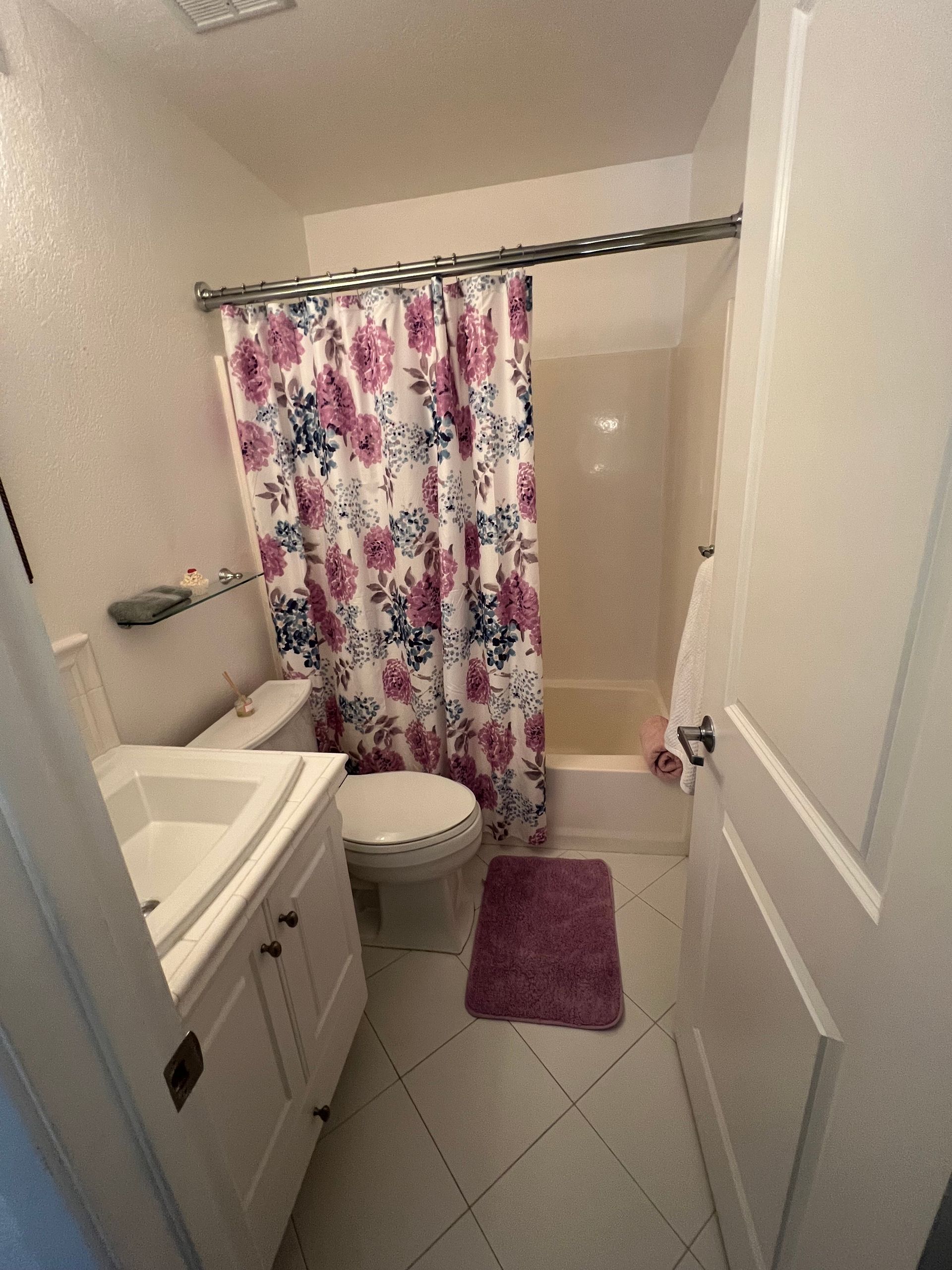 A picture of a bathroom, looks brilliant and well cleaned by the team of Bunny's cleaning service.