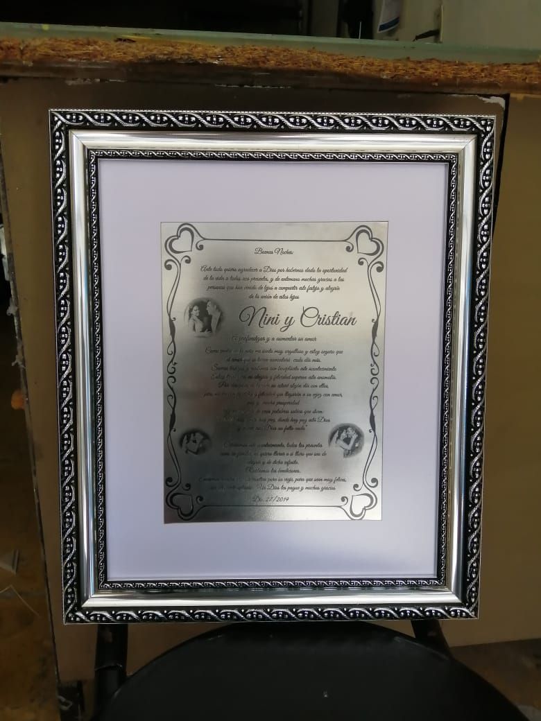 Un marco de fotos con una placa que dice María y Carlos.