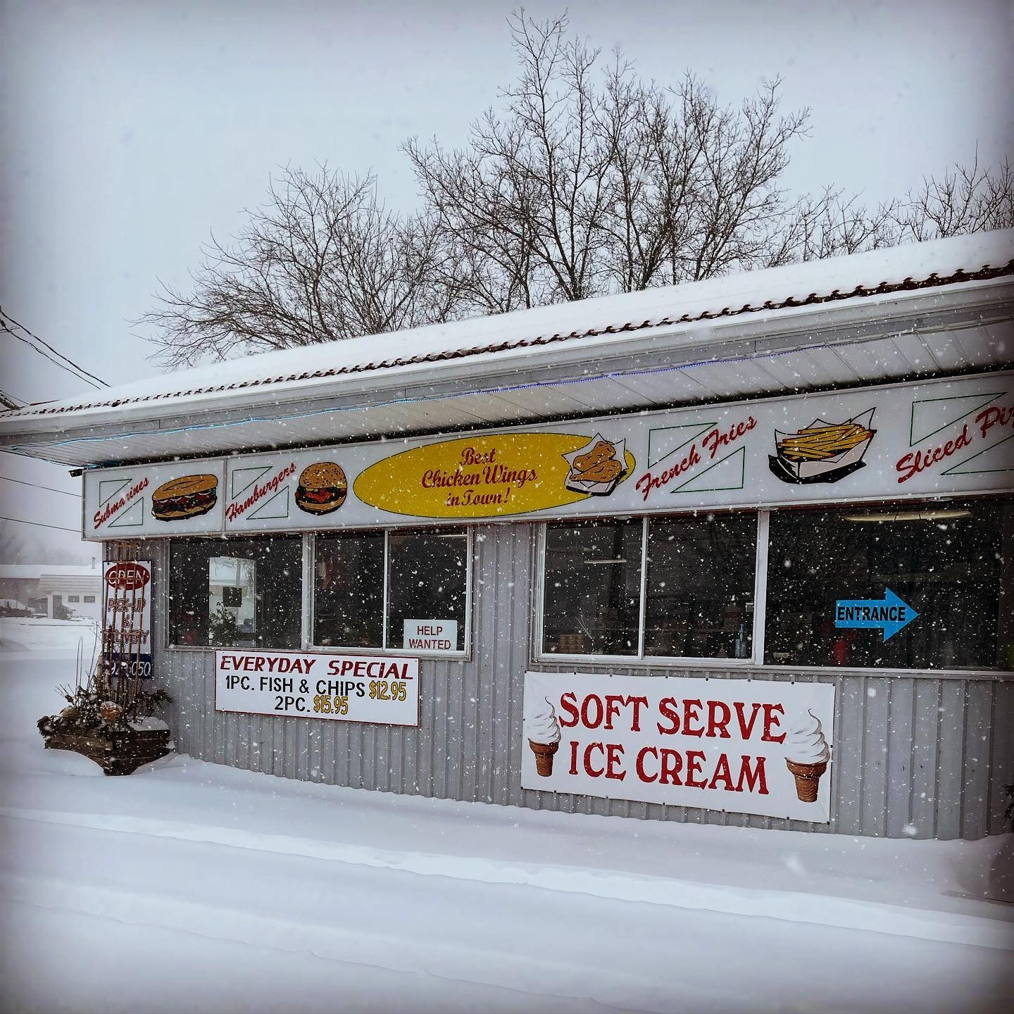 A building with a sign that says soft serve ice cream