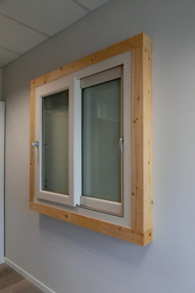 finestra bianca con riquadro in legno