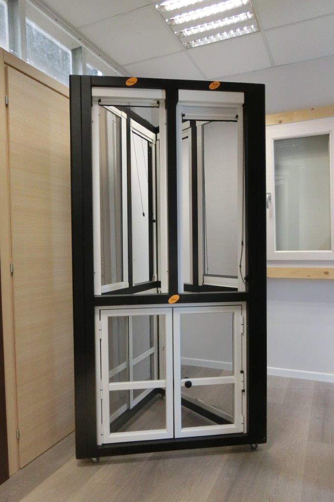 porta in pvc con dettagli bianchi e neri