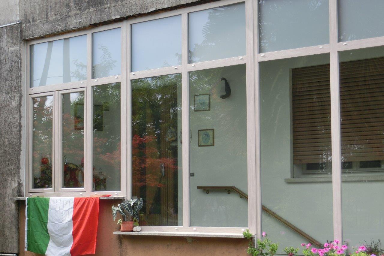 esterni di edificio con infissi bianchi a vetri