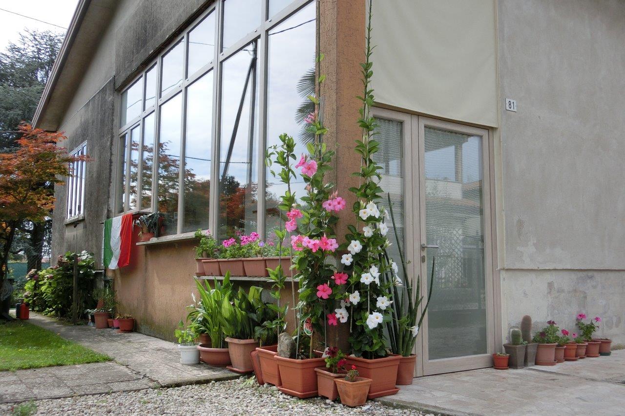 esterni di abitazione con porte finestre in pvc