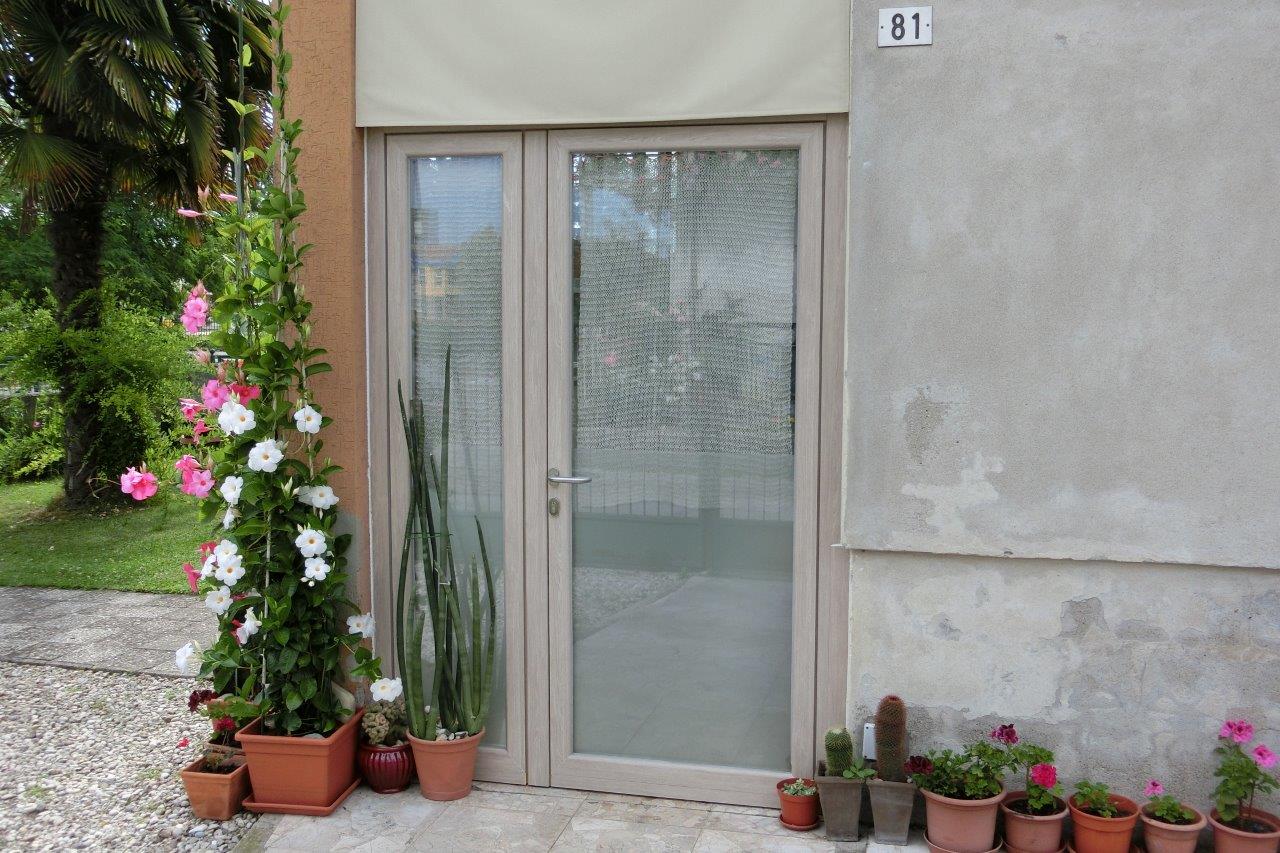 soggiorno moderno con infissi bianchi