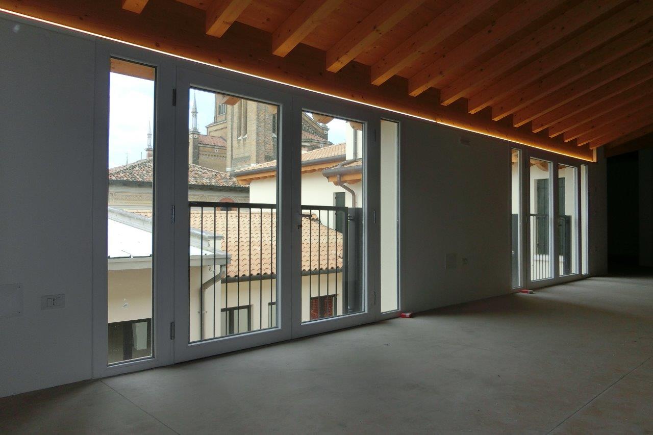 area mansardata con finestre bianche