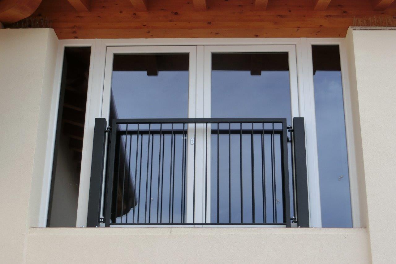 balcone esterno con porta finestra bianca