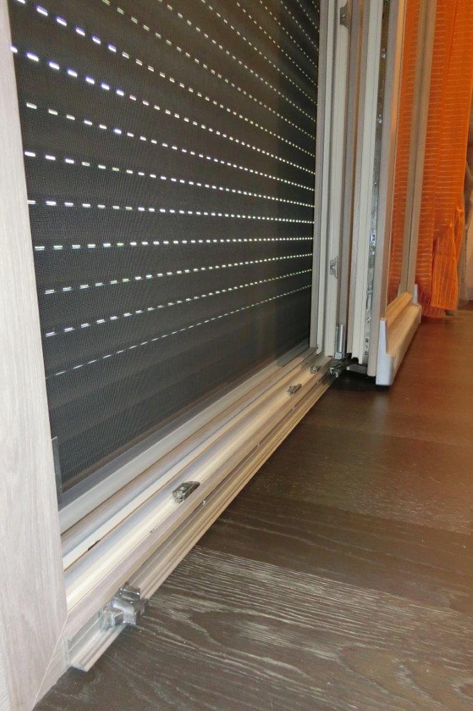 finestra con serranda grigia