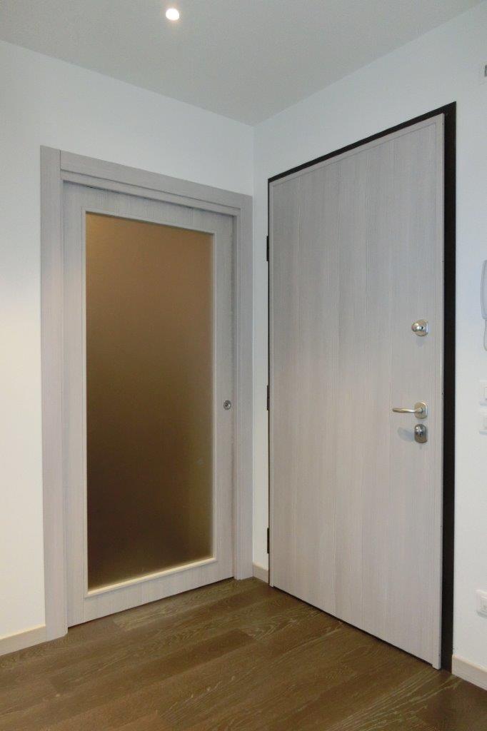 portoncino e porta da interni con legno chiaro