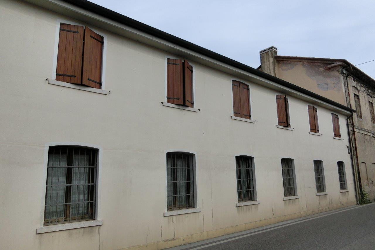 esterni di palazzina con scuri effetto legno