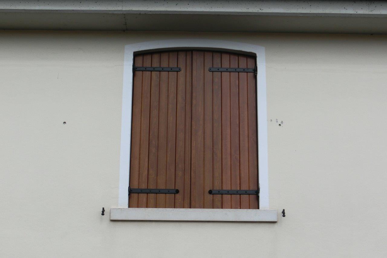 finestra bianca con dettagli rossi