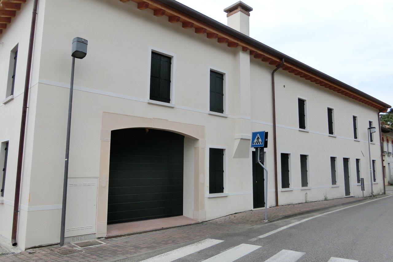 esterni di palazzina con scuri verdi