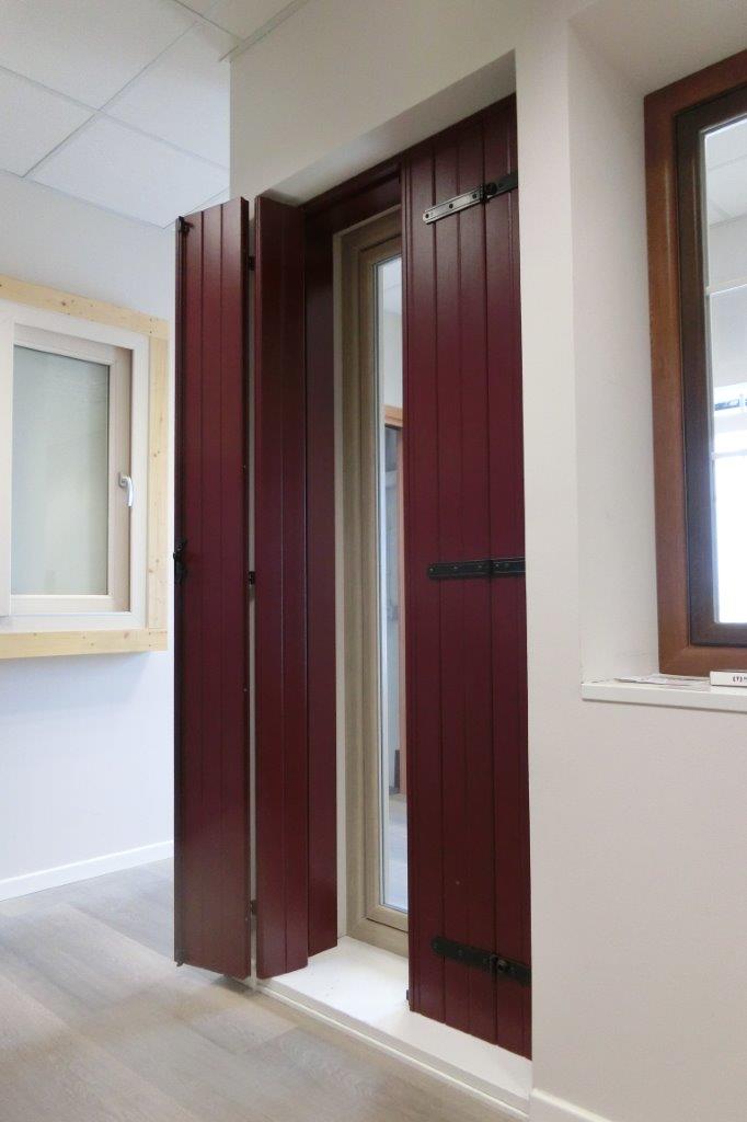 scuro per finestre rosso