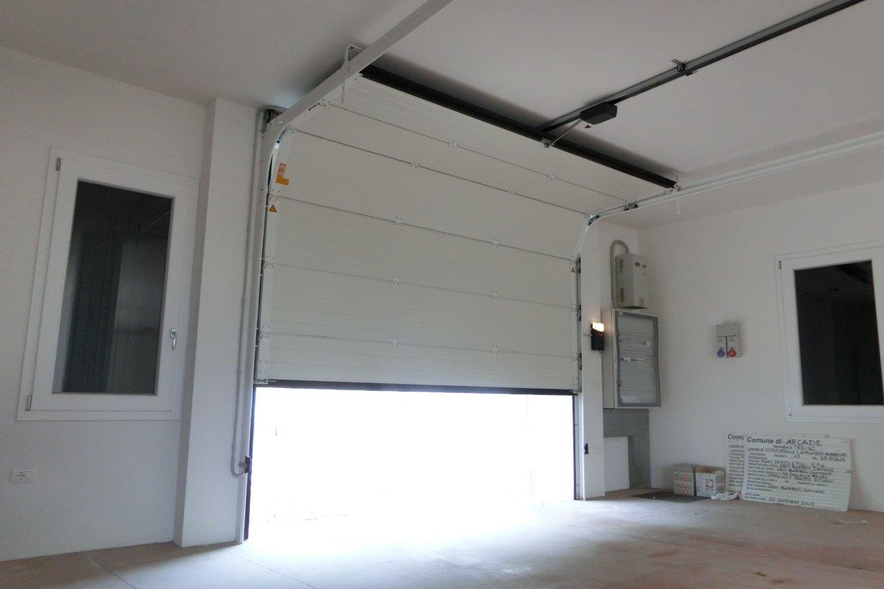 basculante per garage bianco in apertura