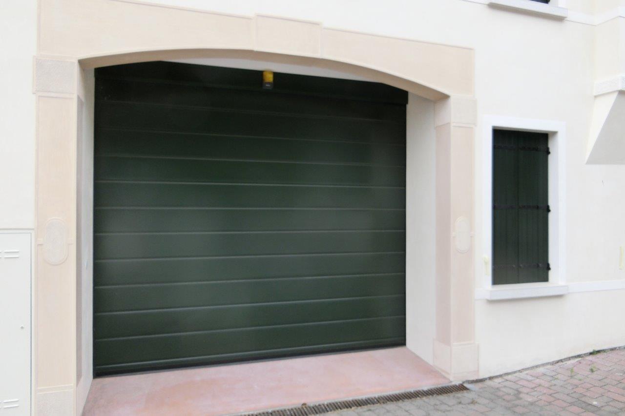 basculante per garage verde scuro