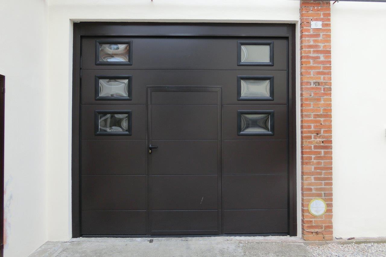 cucina moderna con finestra bianca