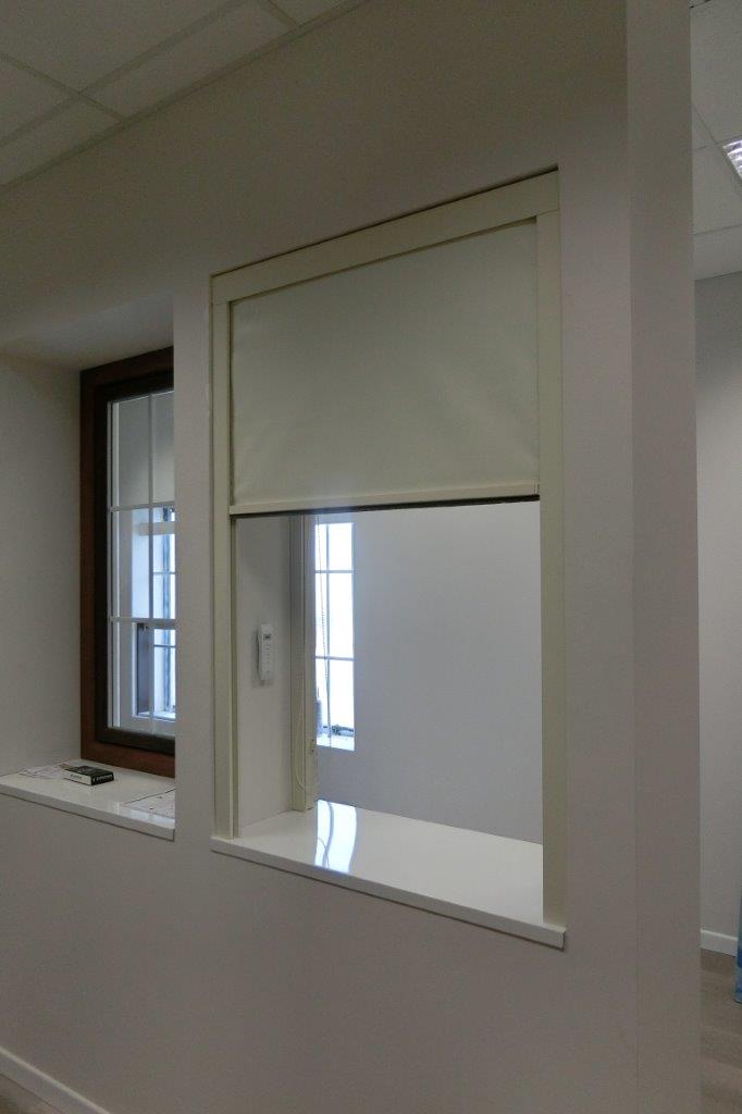 finestra con sistema oscurante bianco semi-alzato