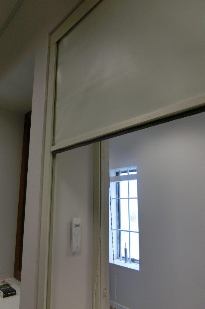 finestra con oscurante bianco