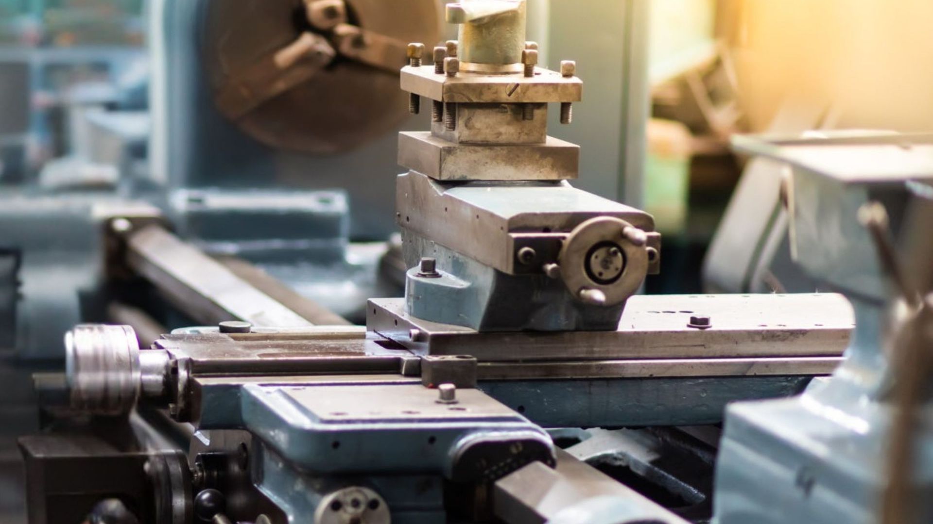 A close up of a hydraulic cylinder on a machine.
