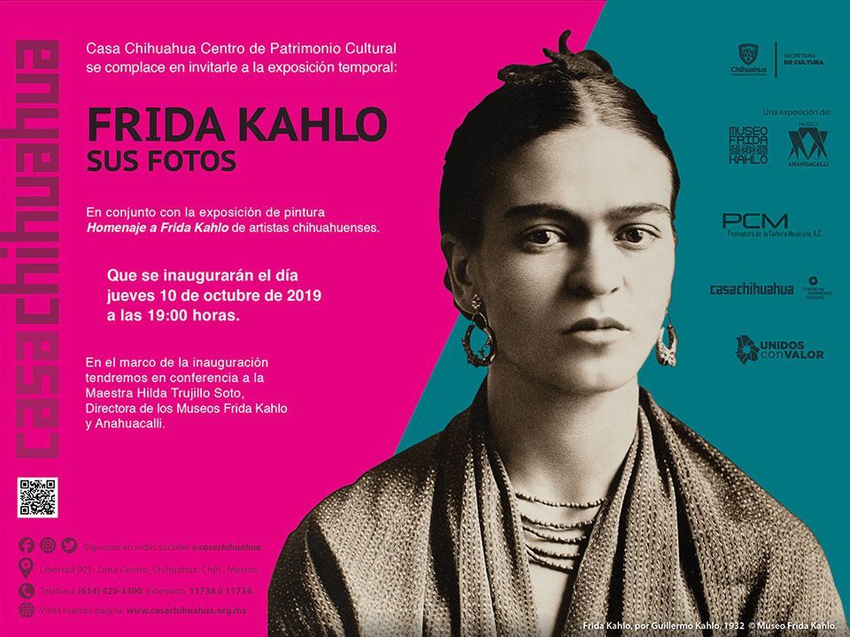 Cartel para una exposición de fotografía y pintura de Frida Kahlo en Chihuahua, México, con su retrato en blanco y negro.