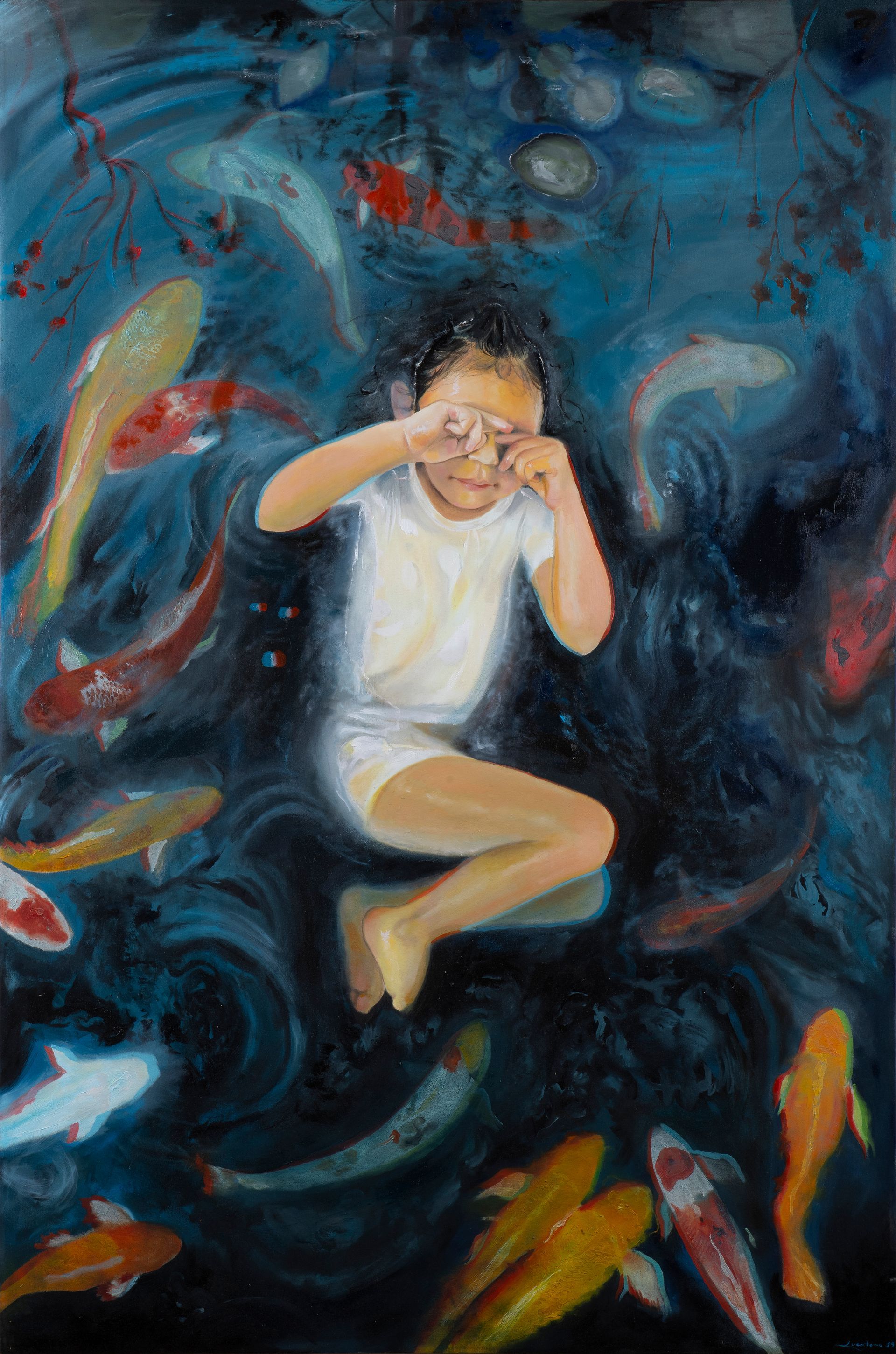 Un niño con una camisa blanca y pantalones cortos sumergido en un estanque de koi, con los ojos cubiertos.